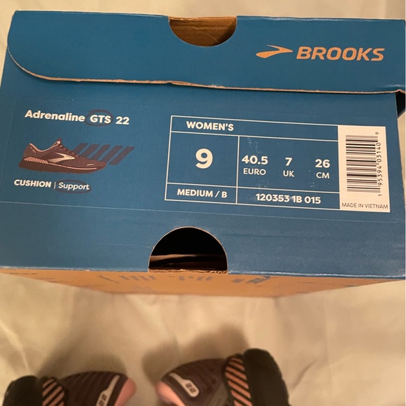 Brooks Black and Pink Athletic Shoes Sleek Design - Picture 5 of 9